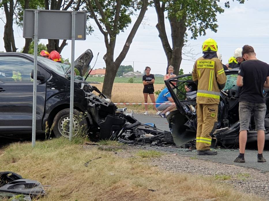 Tragiczny wypadek w gminie Tłuchowo. Nie żyje kierujący BMW