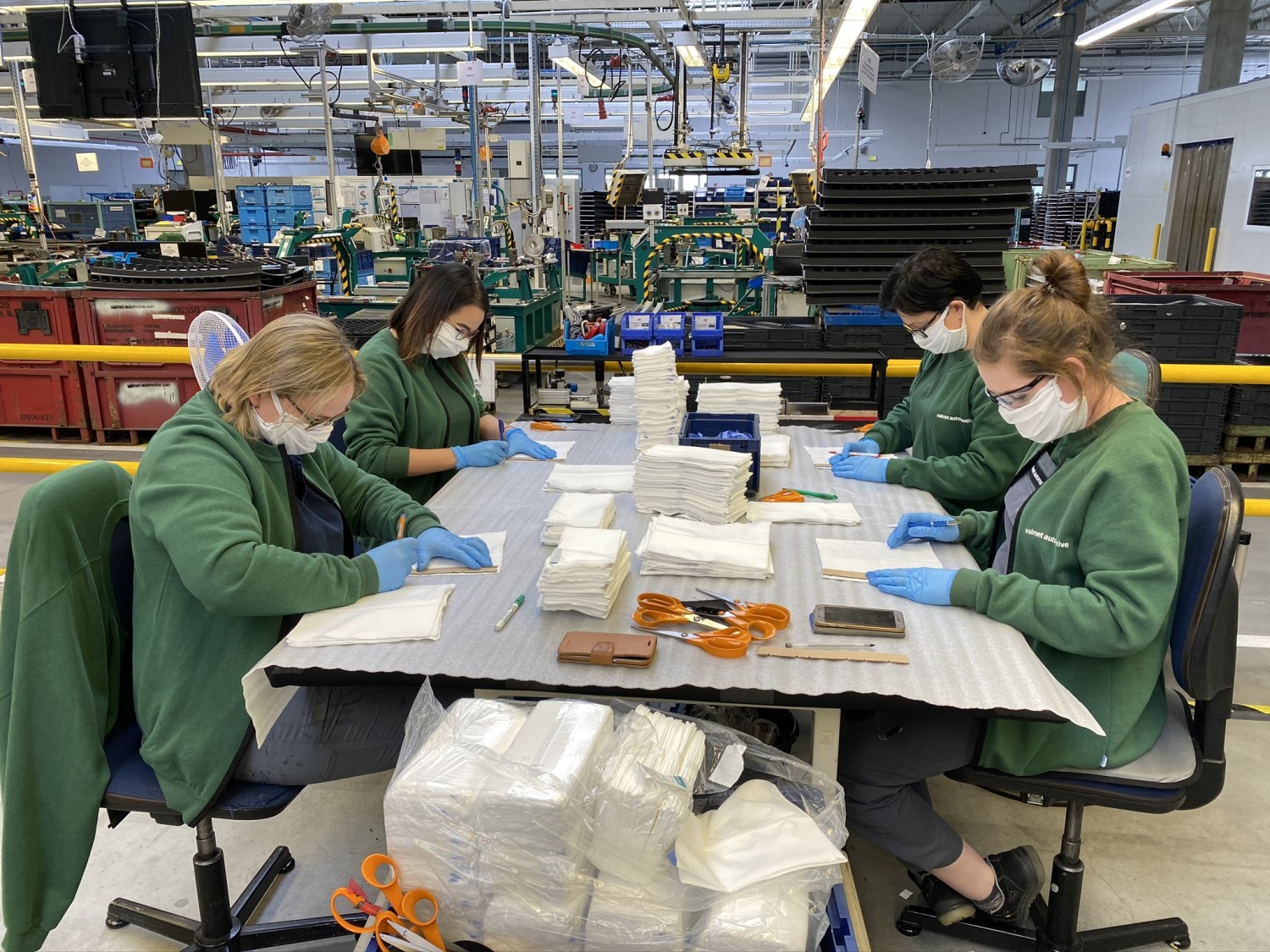 Pracownicy Valmet Automotive w Żarach szyją maseczki