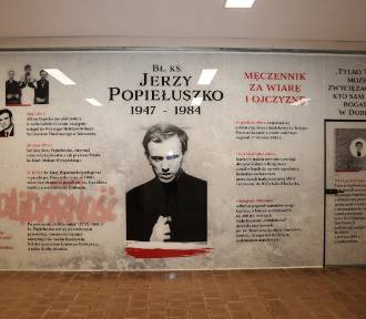 Szklany mural upamiętnia bł.ks. Jerzego. Ogromna instalacja zawisła na ścianie szkoły