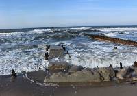 Bałtyk i tajemnicza kostrukcja wynurzająca się z morza w Darłowie. Zdjęcia