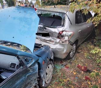 Kierowca BMW wjechał w dwa zaparkowane auta i uderzył w drzewo. Był pijany [ZDJĘCIA]