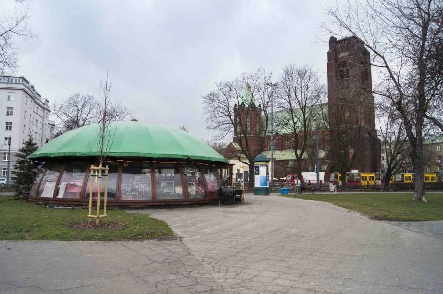 20. Plac Narutowicza: Grzybek