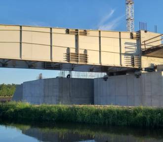 Budowa S6. Most już nasunięto nad Kanałem Miejskim koło Sławna. Zdjęcia