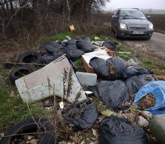 Dzikie wysypisko śmieci na ulicy Bobrowej w Legnicy, zobaczcie aktualne zdjęcia