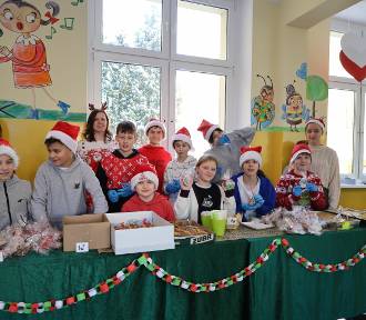 Uczniowie SP7 Szczecinek zorganizowali kiermasz świąteczny [zdjęcia]