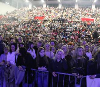 Tłumy na koncercie Andrzeja Piasecznego w Ostrowcu. Hala wypełniona po brzegi [FOTO]