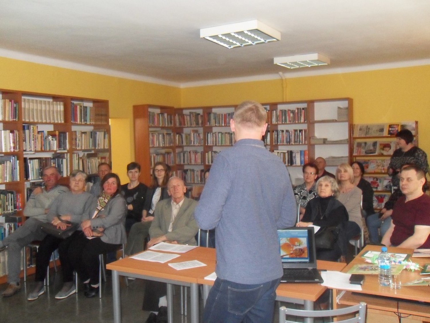 O apiterapii z pszczelarzem Pawłem Pawlakiem w poddębickiej bibliotece