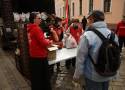 Caritas rozdał 600 wielkanocnych paczek potrzebującym na Ostrowie Tumskim we Wrocławiu