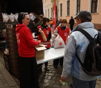 Caritas rozdał 600 wielkanocnych paczek potrzebującym na Ostrowie Tumskim 