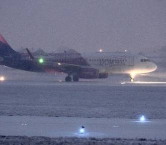 Śnieżyca sparaliżowała lotnisko w Gdańsku. Loty są opóźnione lub odwołane