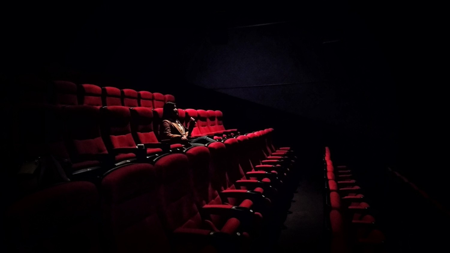 Kino studyjneMasz ochotę na kino? Popularne multipleksy omijaj szerokim łukiem