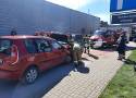 Kraksa dwóch aut koło marketu Kaufland w Końskich. Trzy osoby ranne