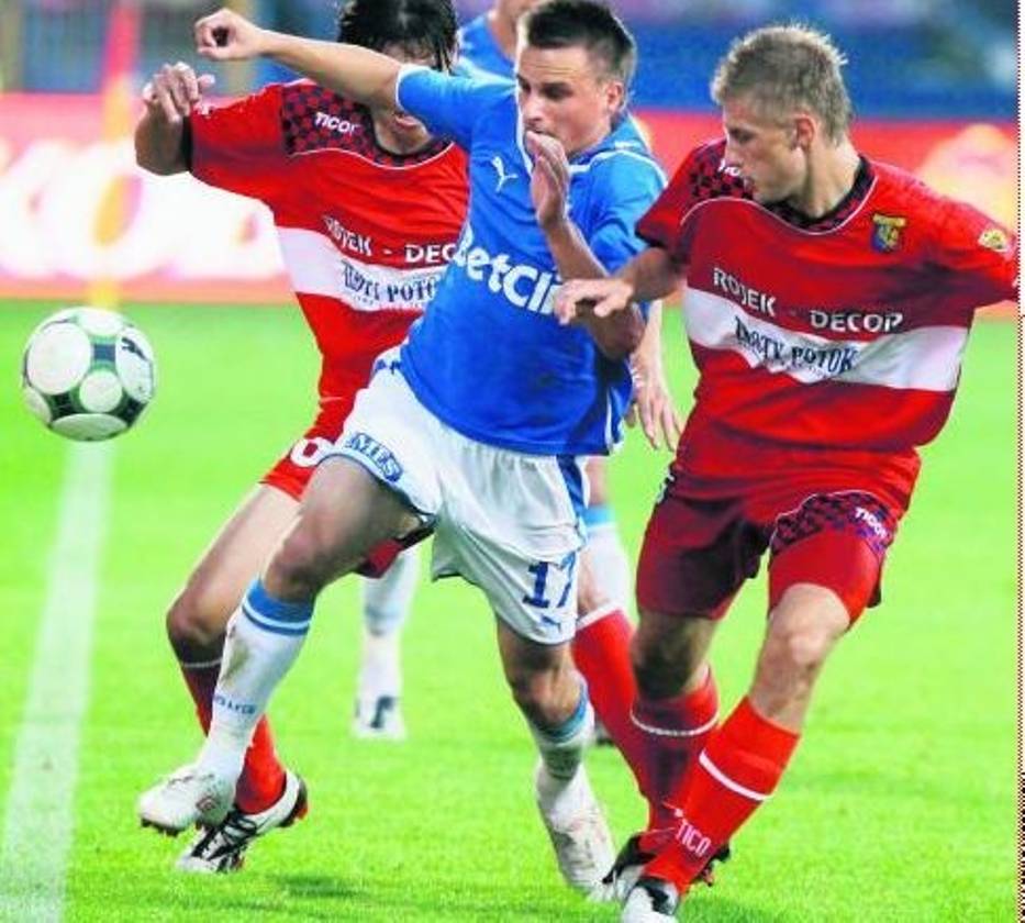 Sławomir Peszko daje sobie radę nawet wtedy, gdy pilnuje go dwójka rywali