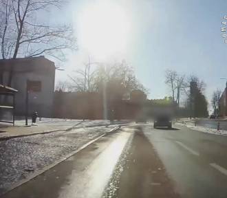 W Tychach kierowca omal nie rozjechał pieszej! Przerażające nagranie VIDEO