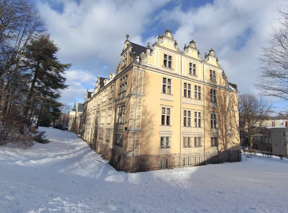 Niepowtarzalny pałac Czettritzów w Wałbrzychu i jego park w zimie - spokojny zakątek w sercu miasta - zdjęcia