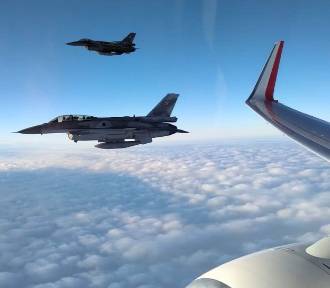 Eskorta samolotu z polskimi piłkarzami przez myśliwce F16. Jak to wyglądało