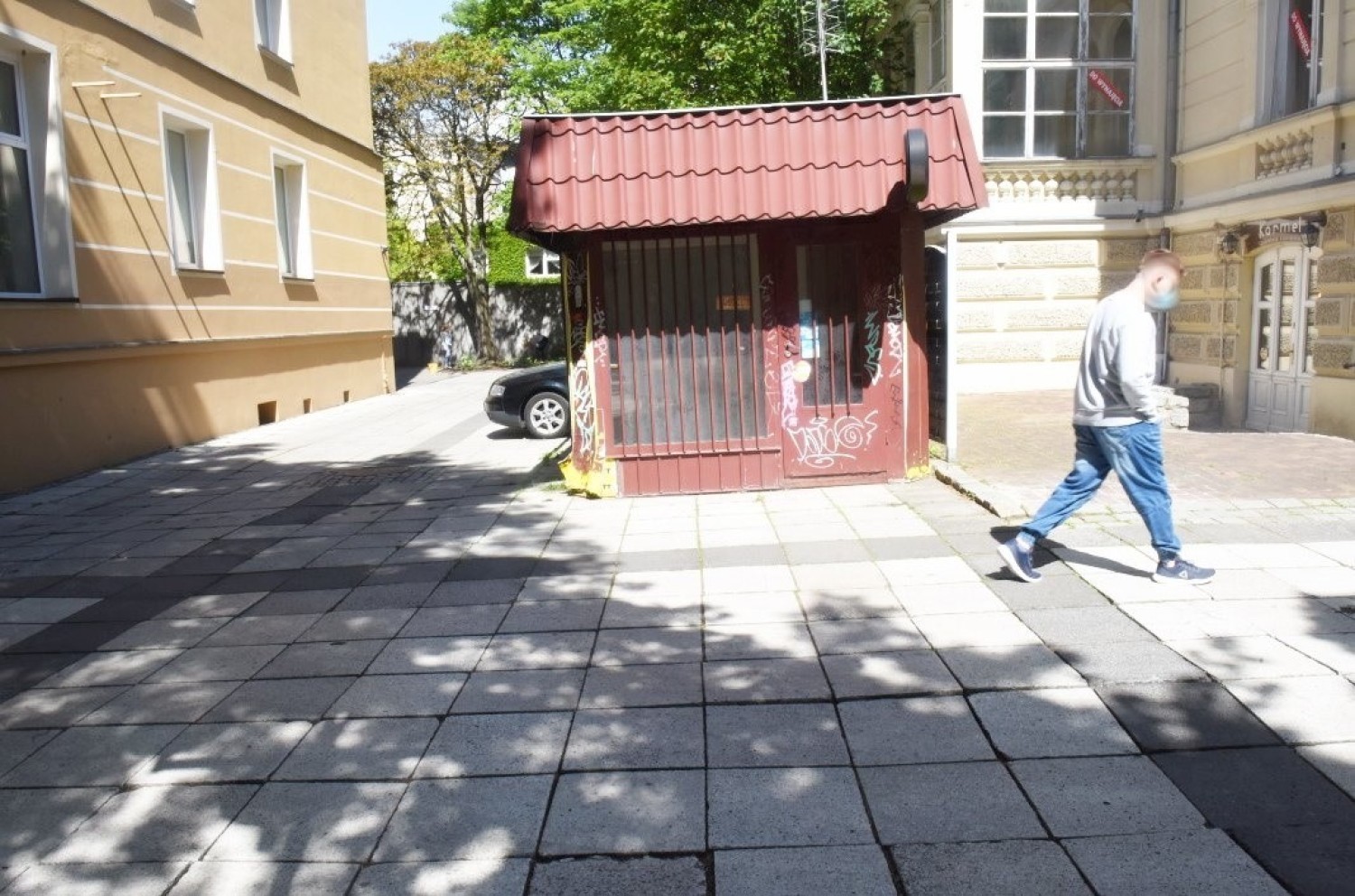 Ten kiosk niszczeje i szpeci deptak - twierdzą zielonogórzanie