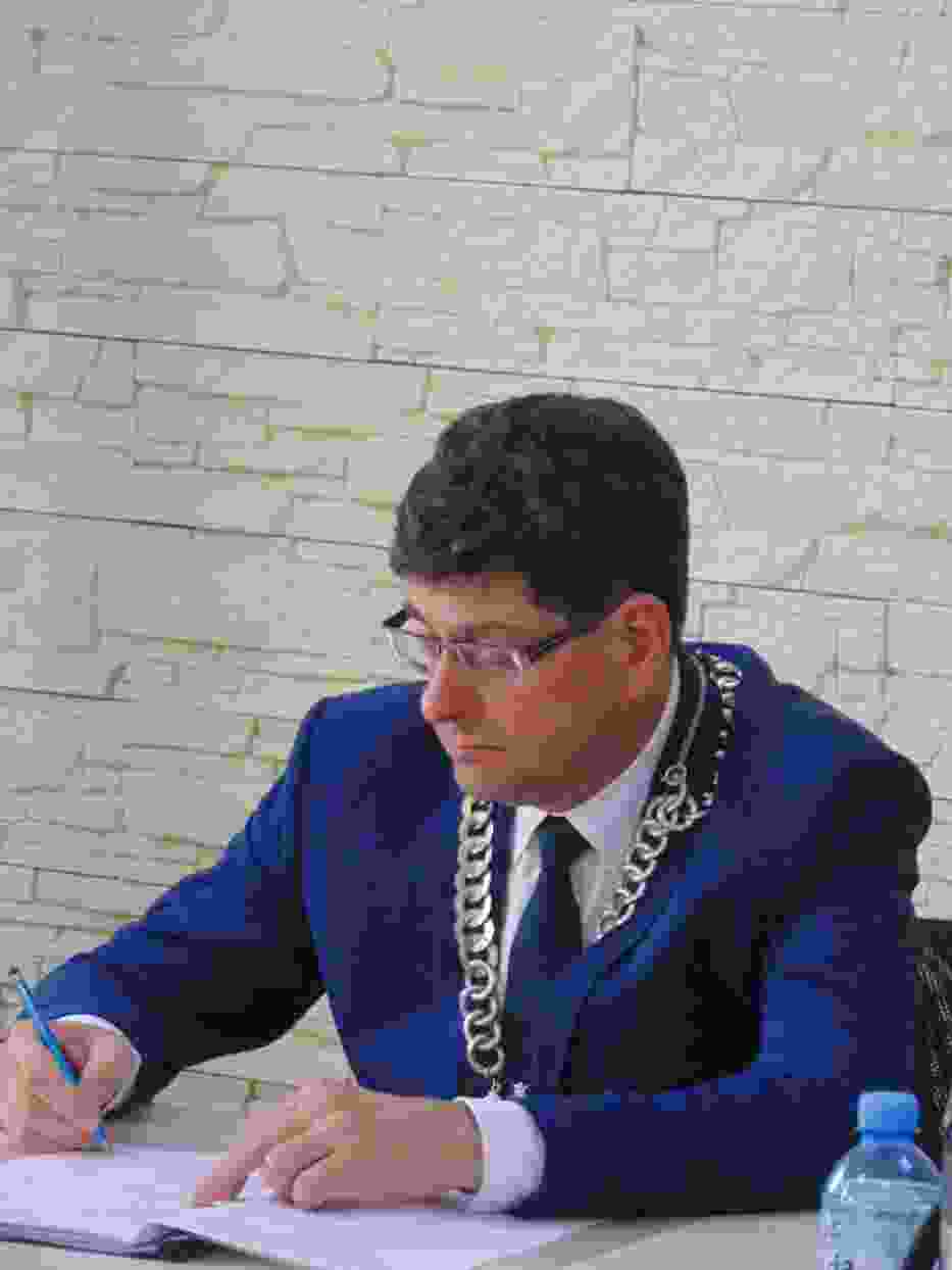 Robert Łoza to jeden z włodarzy, który stoi przed nie lada dylematem