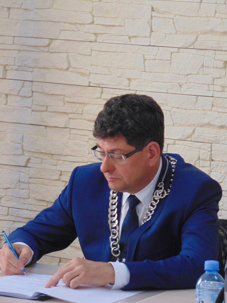 Robert Łoza to jeden z włodarzy, który stoi przed nie lada dylematem