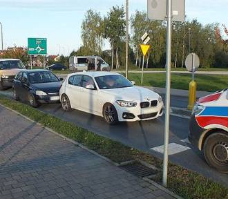 Karambol trzech samochodów w Żorach, przed pasami do Biedronki