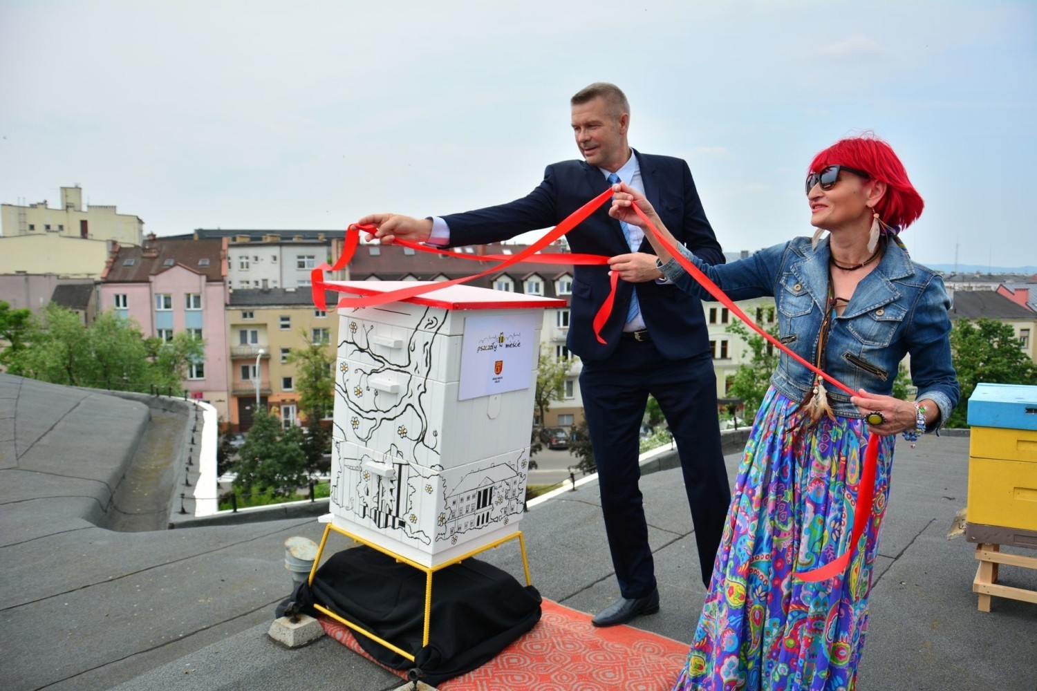 Beata Antoszewska, prezes kieleckiego okręgu Ligi Ochrony Przyrody i prezydent Kielc Bogdan Wenta zaprezentowali ul na dachu Kieleckiego Centrum Kultury
