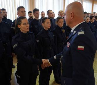 Szeregi kujawsko-pomorskiej policji zasiliło 67 mundurowych. Zdjęcia ze ślubowania