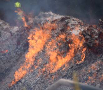 Wielki pożar w Kamienikach gasiło 50 jednostek.Topił się asfalt.Miliionowe straty FOT