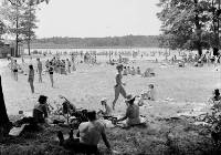 Tak się ludzie kąpali w Sławie w latach 70. Sławska plaża już tak nie wygląda