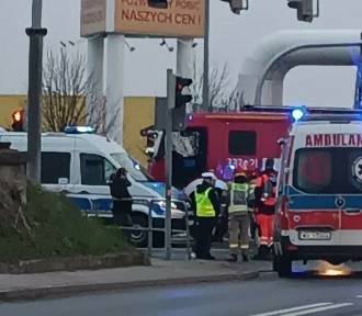 Samochód osobowy zderzył się z autobusem na skrzyżowaniu w Radomiu. Były utrudnienia