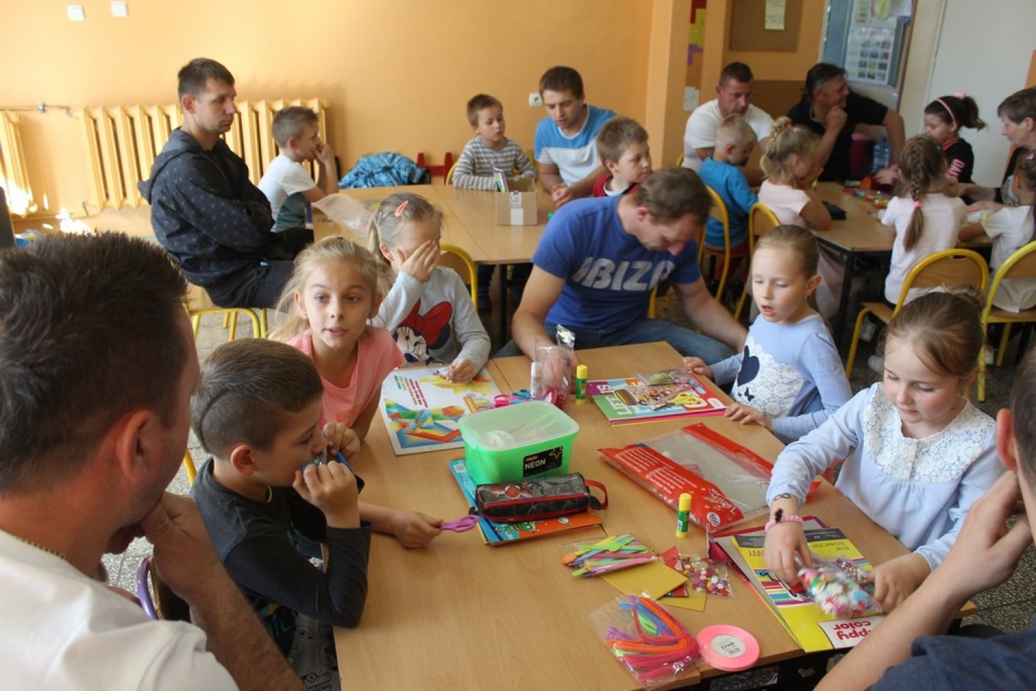 Tata pomaga, zrobić serduszko dla mamy - 23 maja 2019