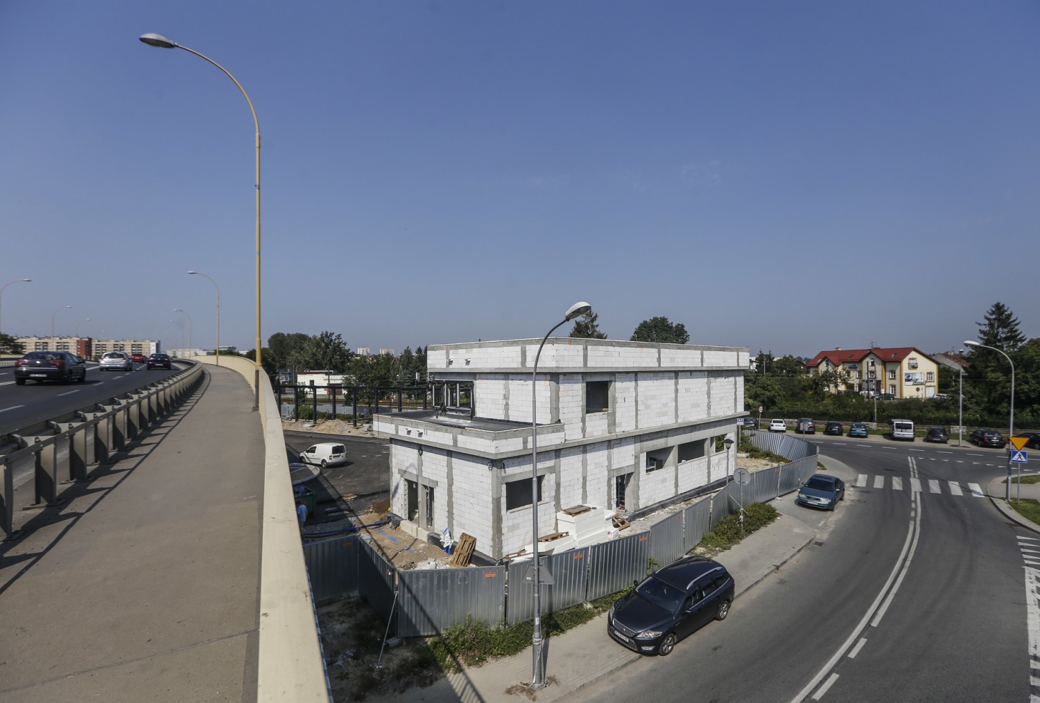 Dworzec lokalny mieści się pod wiaduktem Śląskim