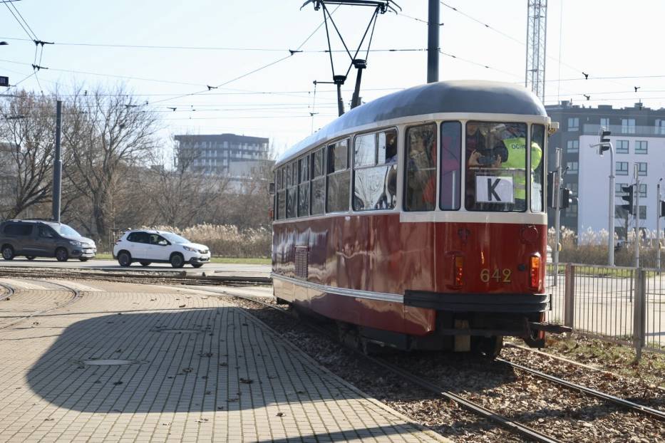 Parada zabytkowych tramwajów. Warszawa świętowała ukończenie inwestycji na Kasprzaka