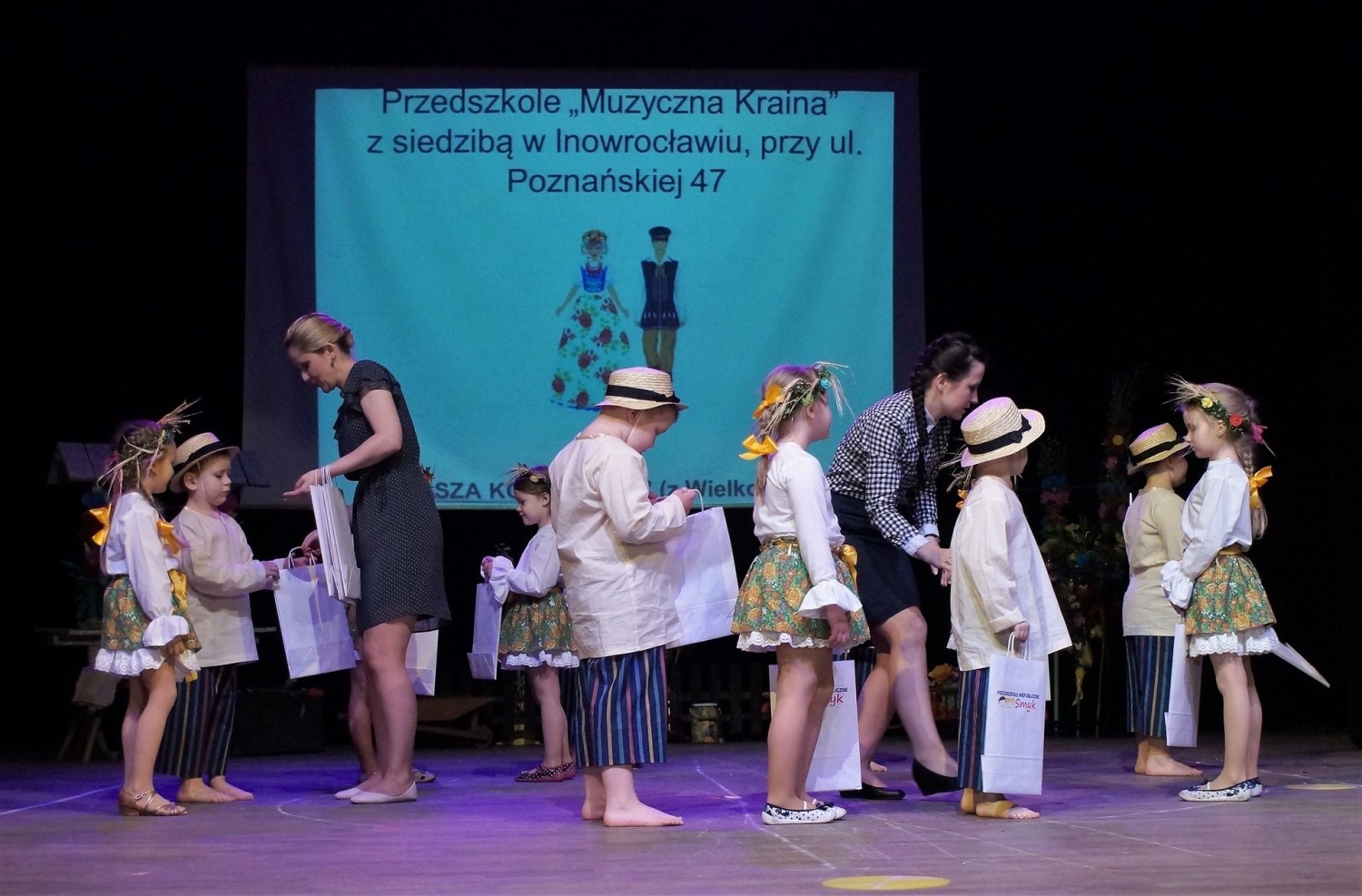 Przedszkole Niepubliczne "Smyk" w Inowrocławiu było organizatorem I Przedszkolnego Przeglądu Tańca Ludowego, który odbył się na deskach Teatru Miejskiego