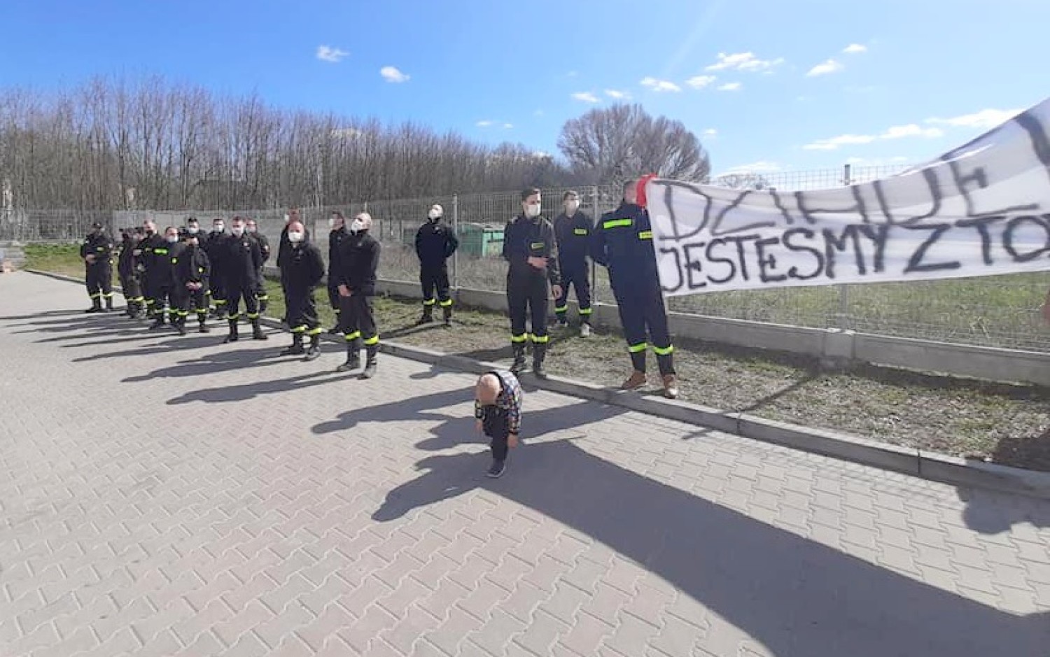 Strażacy chcieli podnieść na duchu swojego druha, pana Władysława Wargana, który przebywa na oddziale covidowym żarskiej placówki