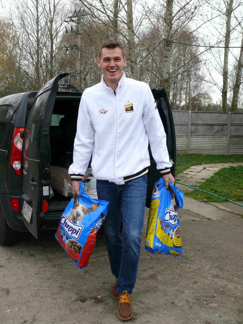 Daniel Pliński w schronisku dla zwierząt