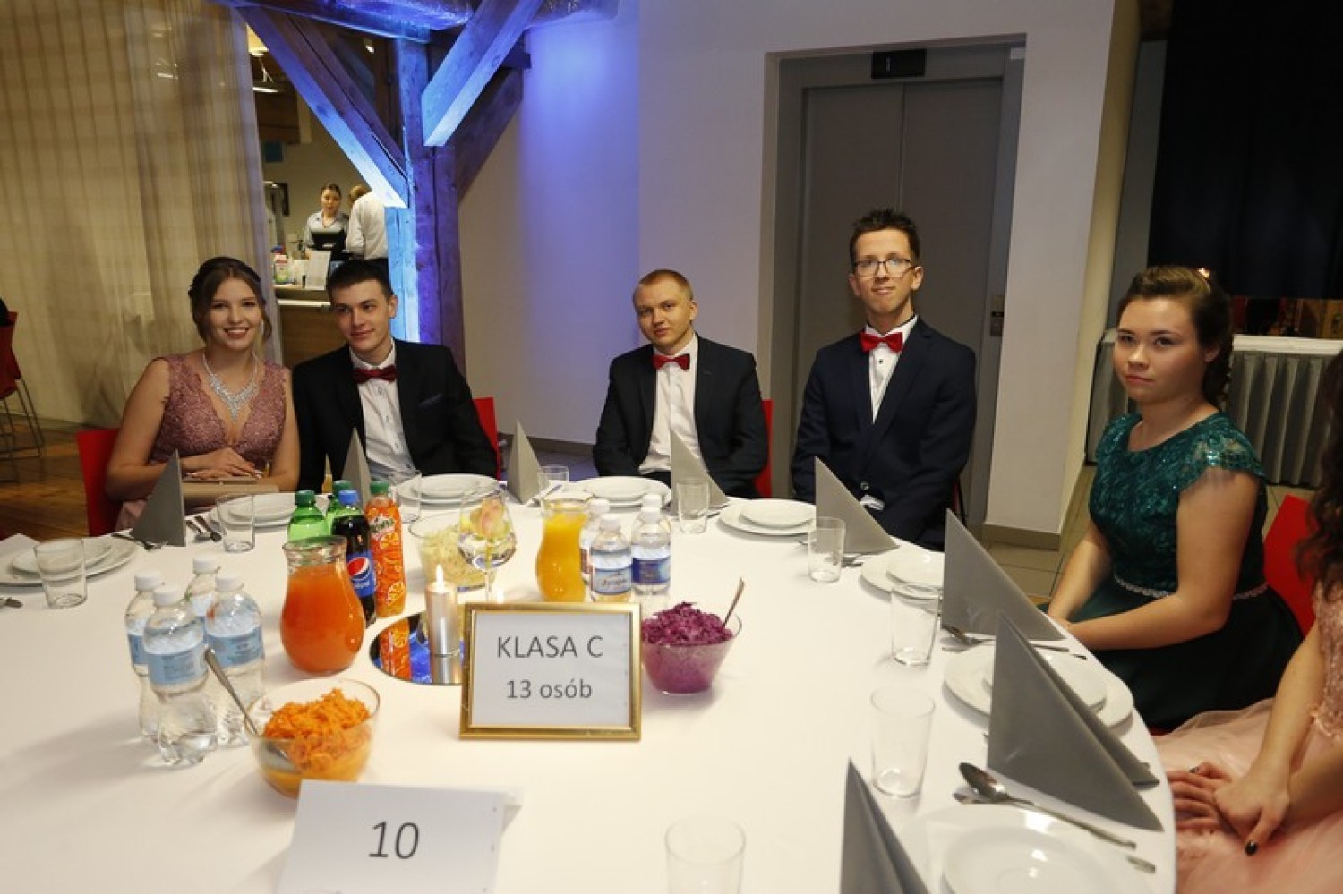 Uczniowie ostatnich klas VII LO w Toruniu swój bal maturalny mają już za sobą