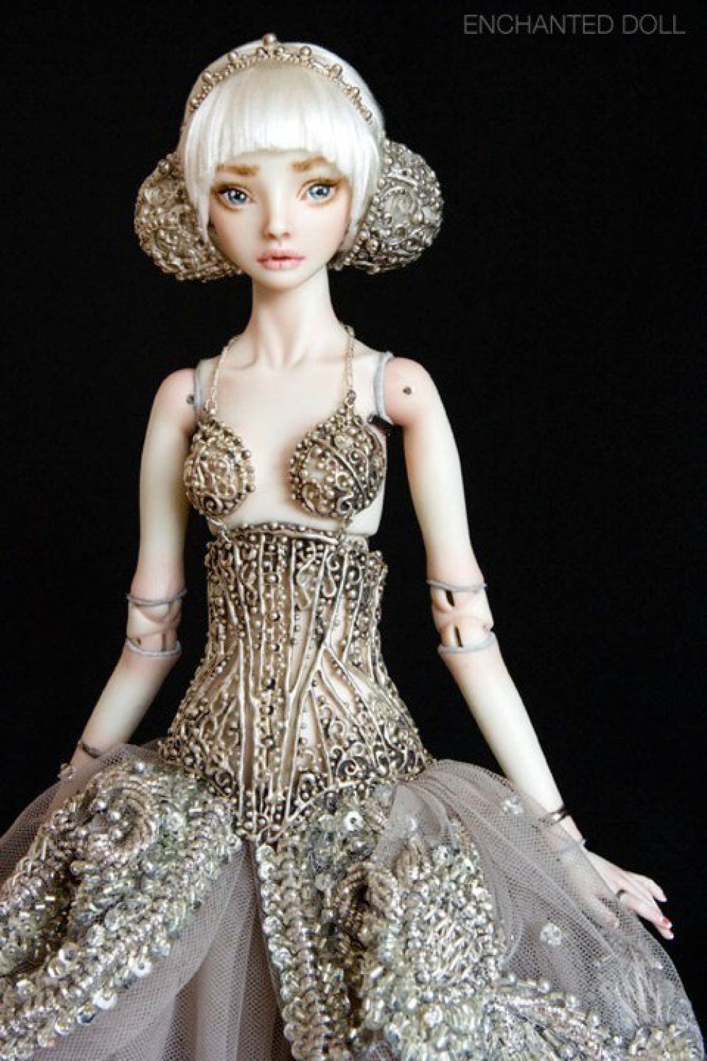 Enchanted dolls: Ten lalki pozują niczym prawdziwe modelki! Zobacz kontrowersyjną galerię