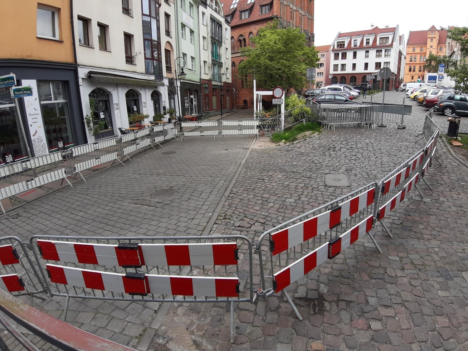 Rozkopane Podzamcze - jest problem z wejściem do lokali