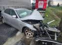 Wypadek w Namysłowie. BMW zniszczone po uderzeniu w drzewo. Kierowca został ranny