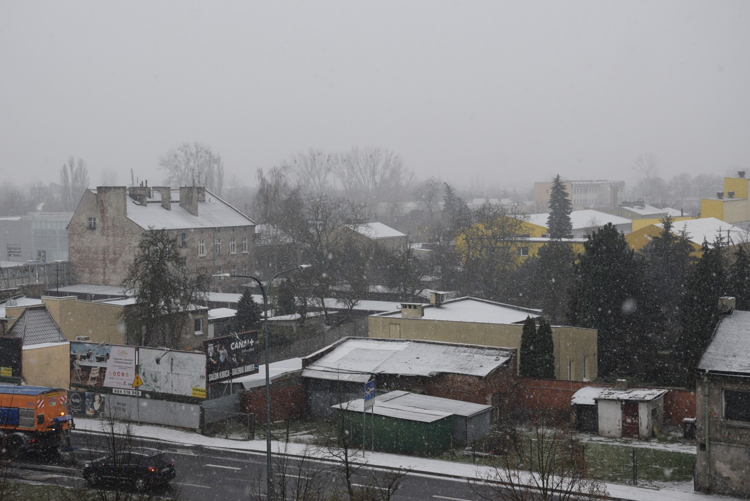 W Kaliszu spadł śnieg. Zobacz, jak wygląda przykryte cienką białą pokrywą osiedle Serbinów