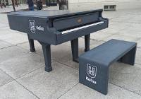 Zewnętrzny fortepian na stałe będzie rozbrzmiewał na Głównym Rynku w Kaliszu. ZDJĘCIA