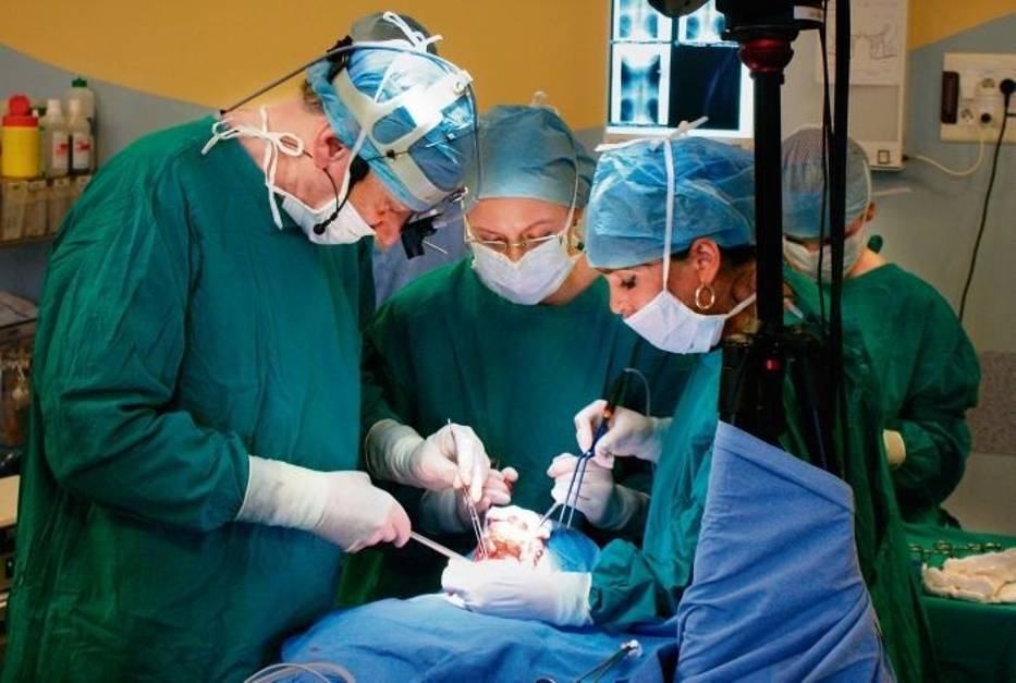 Laryngektomii rekonstrukcyjnej nadpierściennej z CHEP dokonał zespoł prof