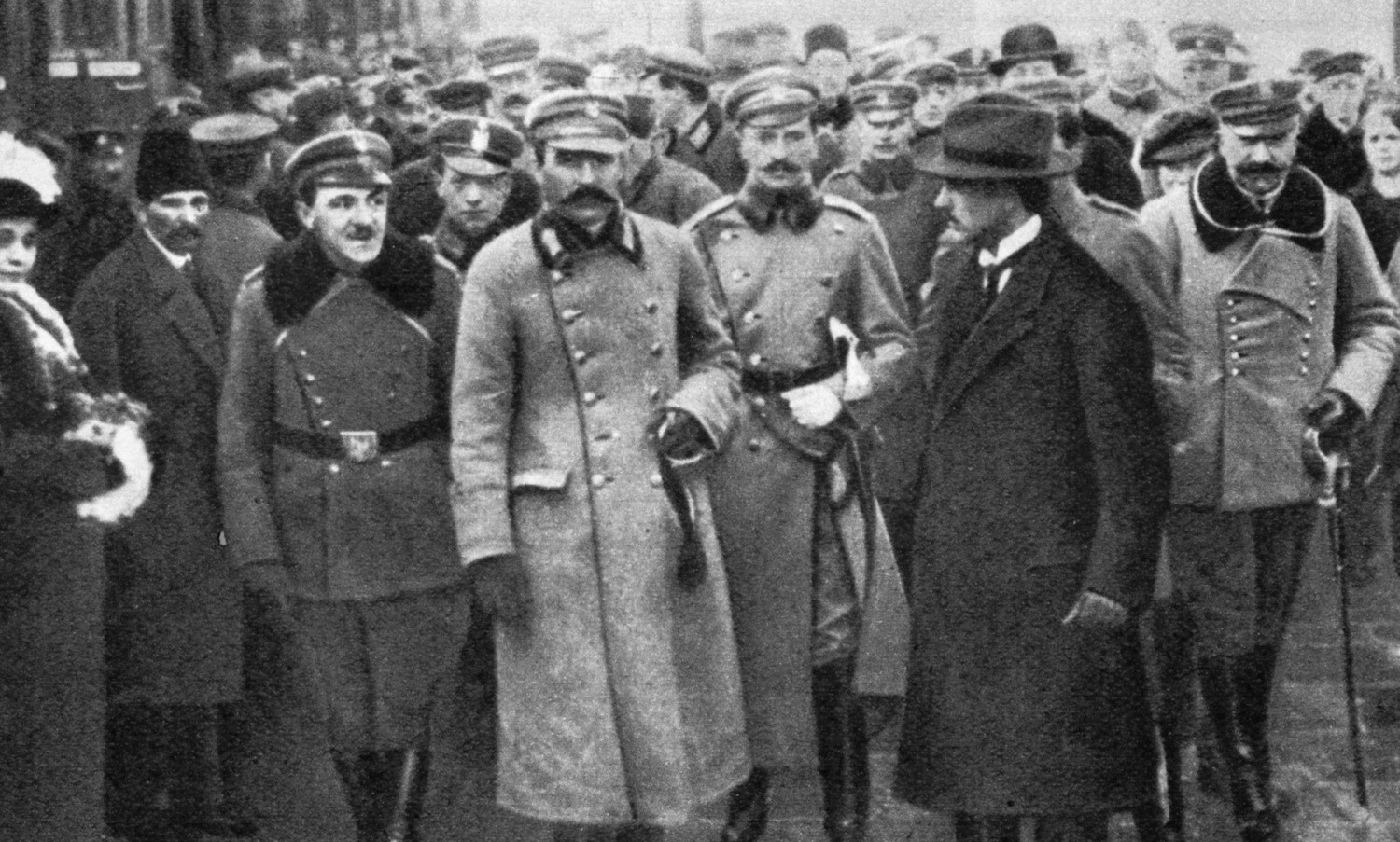 <center>Józef Piłsudski na dworcu w Warszawie, 12 grudnia 1916</center>