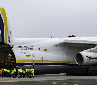 Gigantyczny samolot wylądował w Łodzi. Zobacz ZDJĘCIA największego samolotu świata 