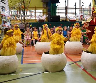 Dzieci z Przedszkola "Miś Uszatek" w Prabutach podczas kiermaszu wielkanocnego