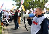 Protest pod Wrocławiem! Ludzie wyszli z transparentami na ulice. Chcą więcej zarabiać