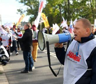 Protest pod Wrocławiem! Ludzie wyszli z transparentami na ulice. Chcą więcej zarabiać
