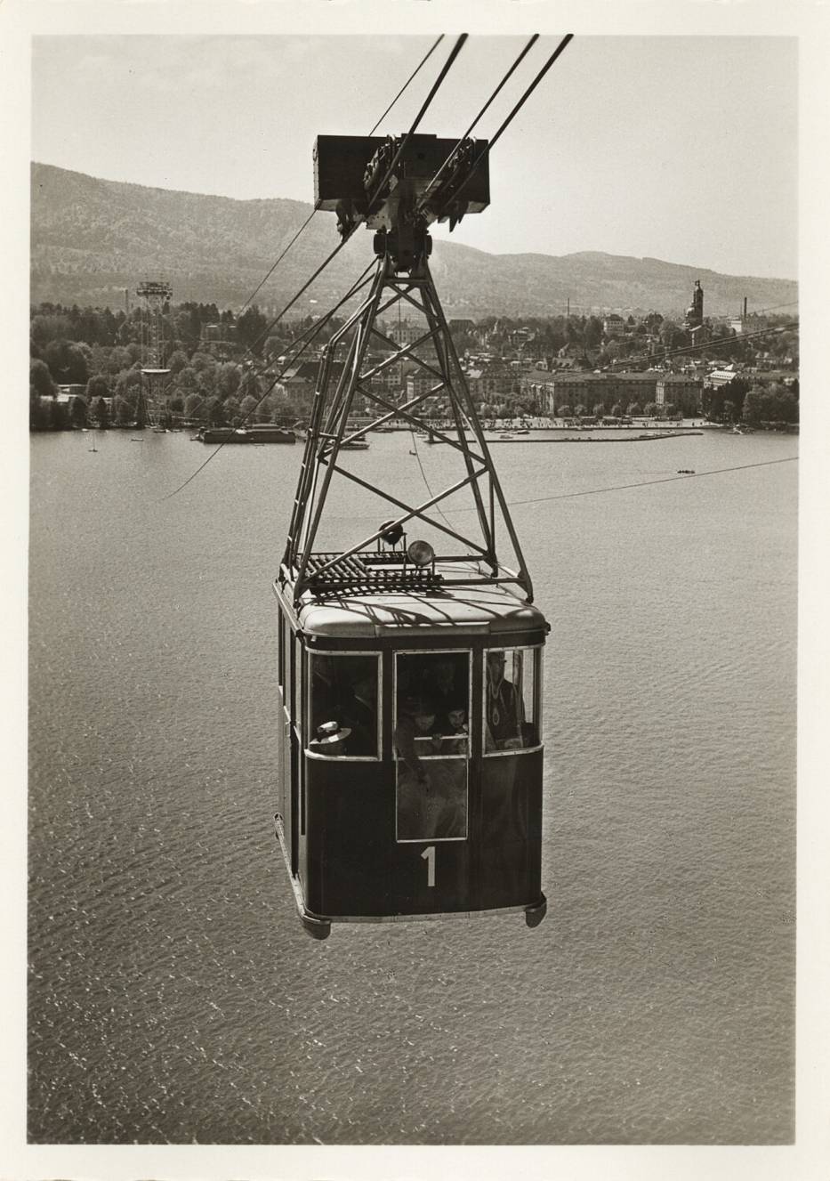 Wagonik szwajcarskiej kolejki nad Jeziorem Zuryskim