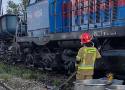 W Ostrowcu doszło do uszkodzenia zbiornika paliwa w lokomotywie. Akcja strażaków trwała kilka godzin. Zobacz zdjęcia