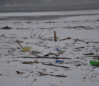Jezioro Rożnowskie znów tonie w śmieciach. Ostatnio zebrano 4,5 tony nieczystości